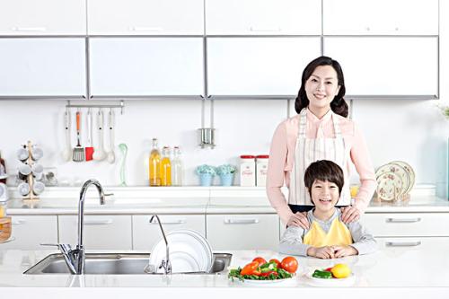 狗妈妈冲进洪水中救小狗,母爱究竟有多伟大?