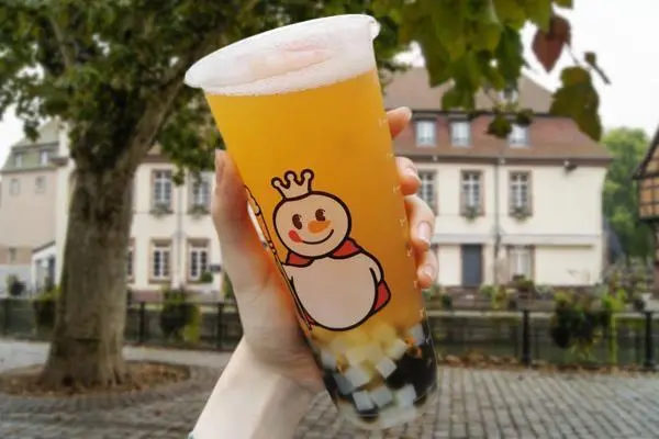 陕西一女子称蜜雪冰城中喝出活苍蝇乱爬,事情的真相是怎样的呢?