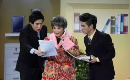 2012春晚《天网恢恢》小品中骗子究竟骗了多少钱呀？