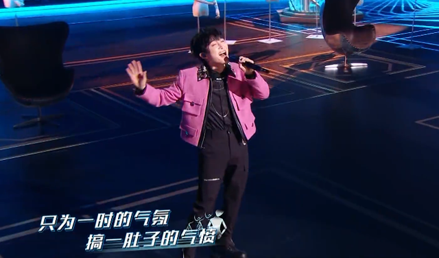 周深、梁龙颠覆合唱《算你狠》，舞台中呈现了哪些元素风格？