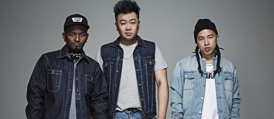 有首歌的歌词是在无尽的黑夜,世界要毁灭,至少我还有梦。。。。,是那首歌?