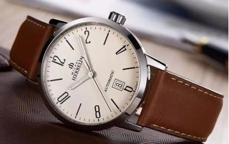 上海乘客70万满钻手表意外掉落地铁轨道,遇到这种事应该怎么做?