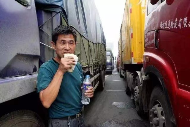 货车司机被困上海12天,靠吃土豆等着回家的日子,他们为何回不去?