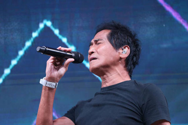 “你的脸庞,闭上眼睛就在我眼前转啊转”是哪首歌曲的歌词?