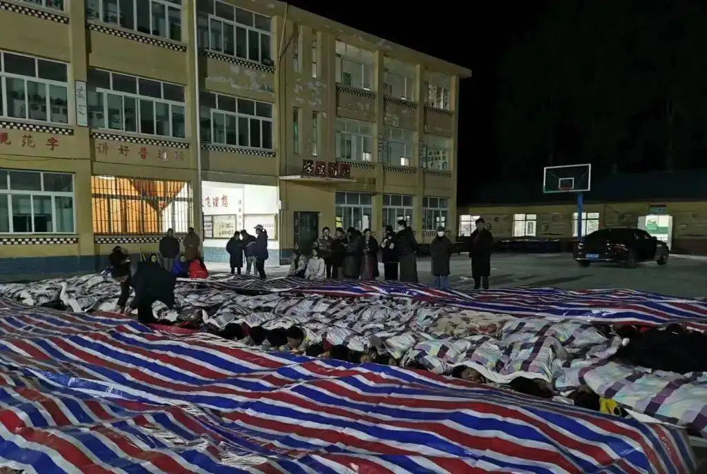 四川马尔康连发多次地震最大6级,60秒时间内你看到了怎样的人性?