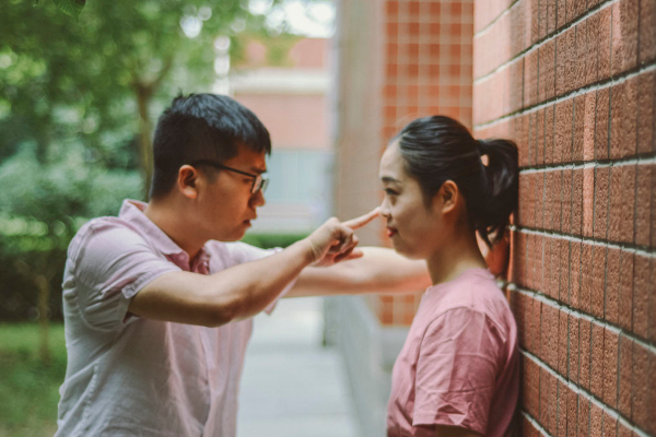 女朋友出轨了 可以打她吗?