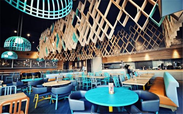 知名餐厅只为男性提供菜单价格，外出吃饭，女生应该抢着买单吗？