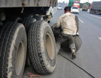 轮胎充气时爆炸，银川一工人被炸伤命悬一线，导致爆炸的原因是什么？