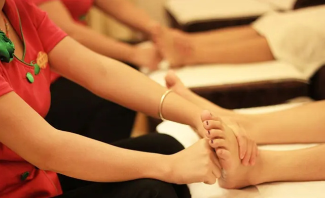 可怕!阿姨在足浴店一年消费近300万,店长被判!阿姨为何愿意为其买单?