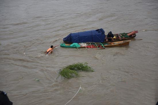 新乡一养老院遭河水倒灌，上百名老人被困，相关部门采取了哪些救援举措？