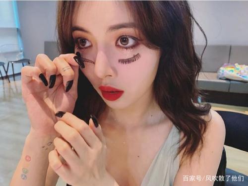 泫雅舞台上掀裙子托胸,举动令人瞠目结舌,这是艺术吗?