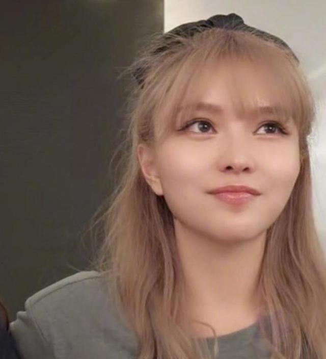 周扬青直播被赞比照片好看,没有网红感获喊话:长得大气不假脸,你羡慕吗?