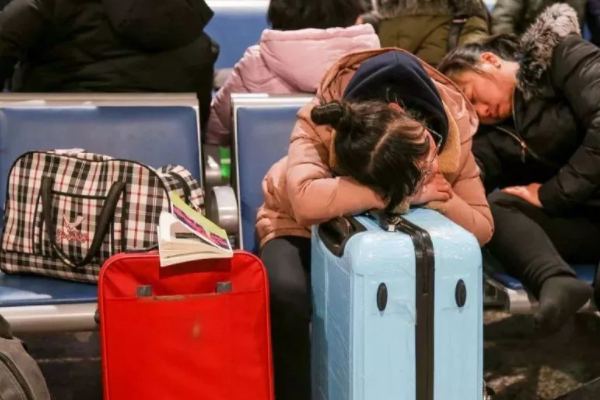 上海一女子占座并辱骂求座老人，如何看待该名女子的行为？