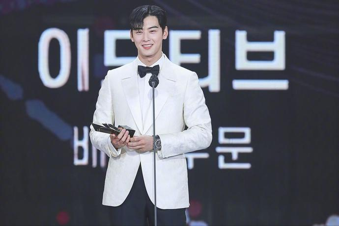 车银优出席2021AAA颁奖典礼,他的状态怎么样?