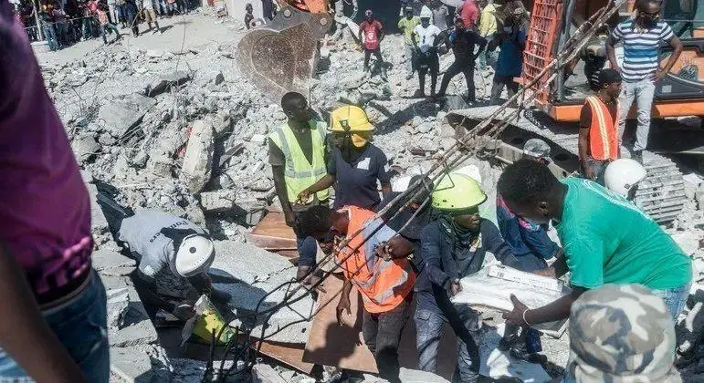 海地7.3级地震死亡人数升至1297人，现场情况如何？