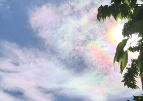 北京上空飘来七彩祥云，肉眼清晰可见，专家对此作何解释？