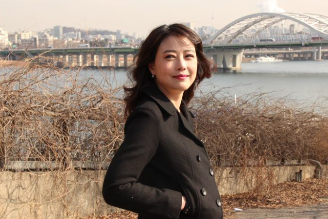 53岁周海媚采访中发飙，大怒：你管得着吗？是因为住上亿豪宅不婚不孕吗？