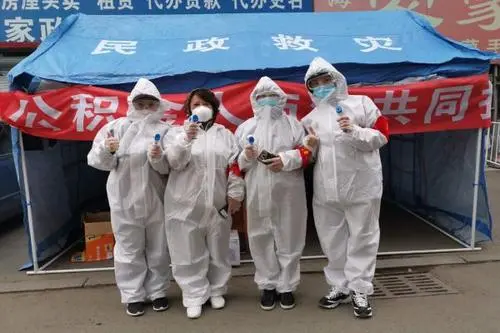 浙江的一位社区工作者过度疲劳电梯中多次摔倒，你看到这个视频后是何感受？