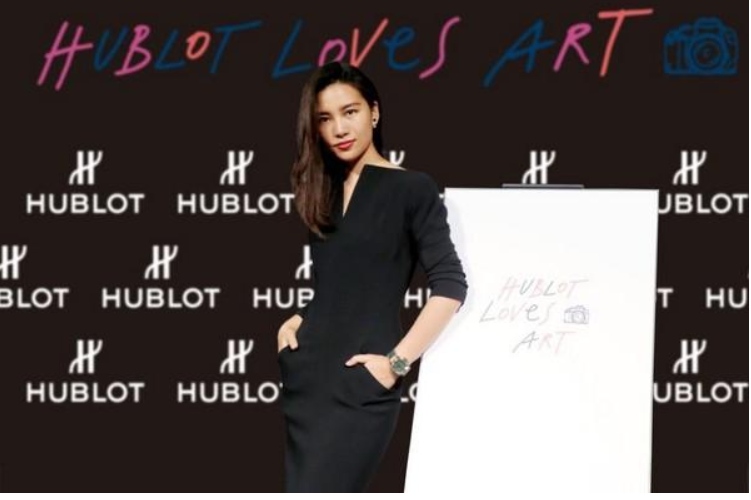 陈漫拍的封面引发热议,她的拍摄风格是怎样的?