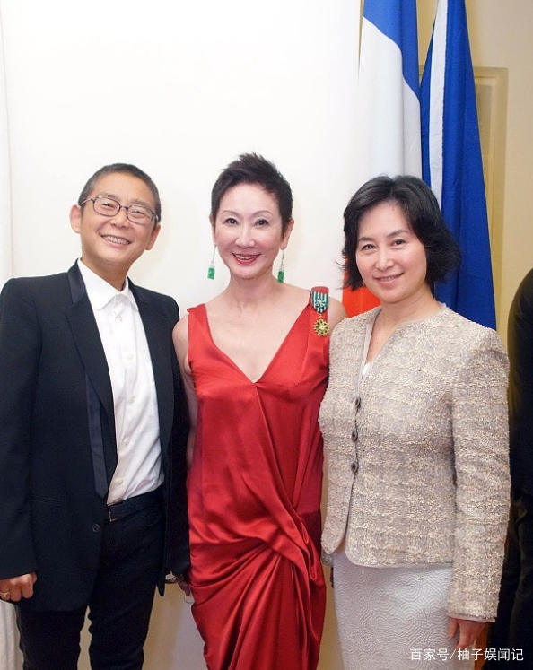 施南生与何超琼同框，一白一红秀风韵，看她们就知老不可怕，你觉得呢？