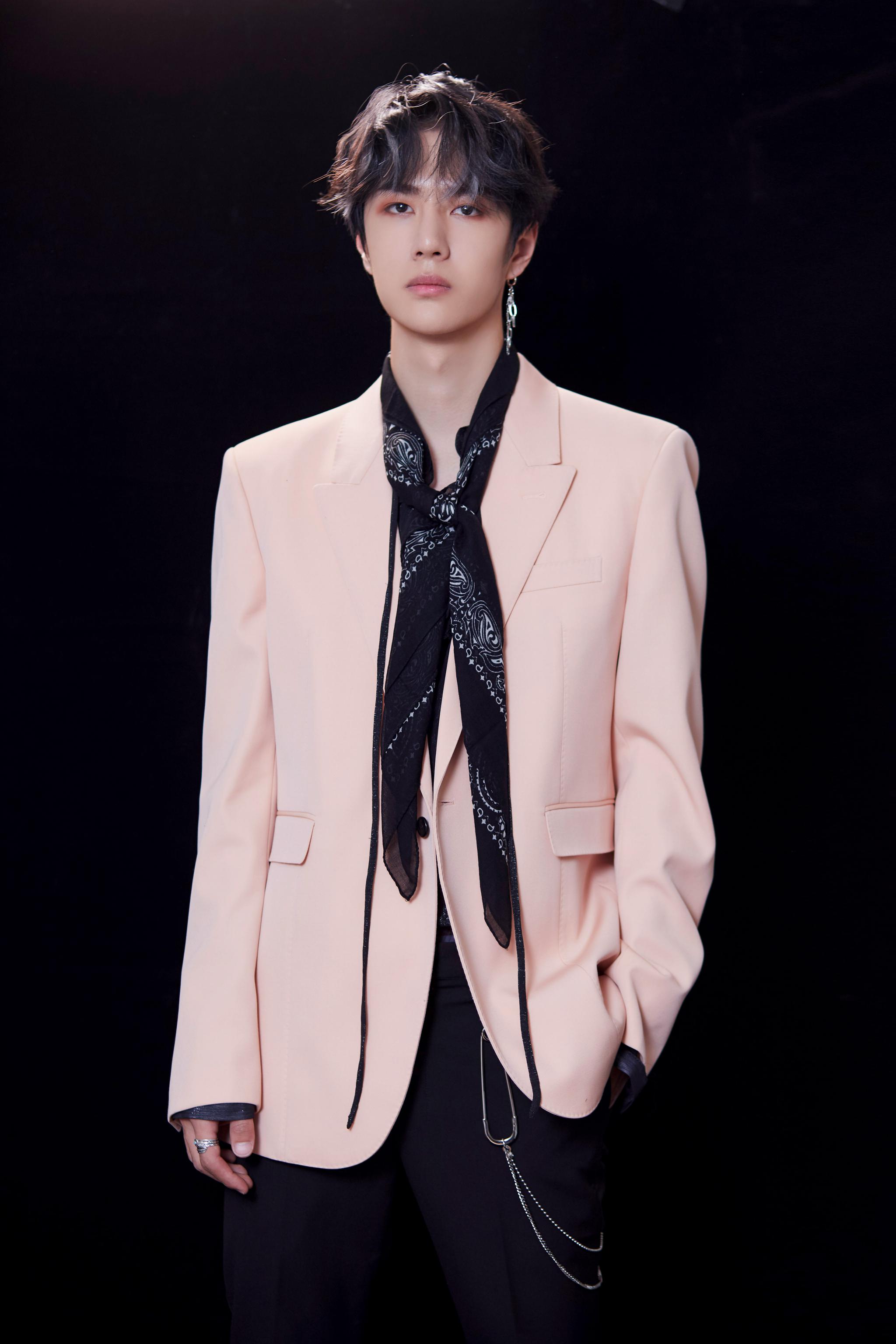 王一博做核磁共振，背影都令人心疼，他到底怎么了？