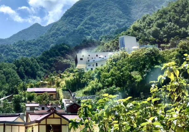 如何看待被拆除豪华中学农民工三年工资未结？