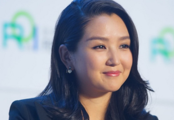 何洁复出回归舞台，修图修过头，网友发原图不忍直视，你相信是同个人吗？