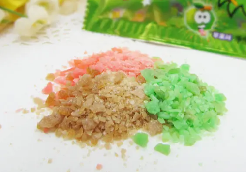 童年零食跳跳糖会在嘴巴里跳，其中运用了哪些原理？