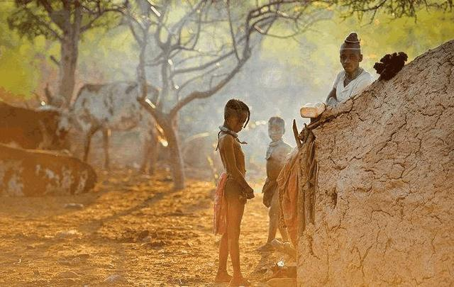 非洲辛巴族的族人是怎么生活的？