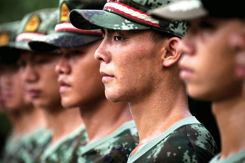 七旬老海军深海区救起女孩,刻在骨子里的军魂到底能存续多久?