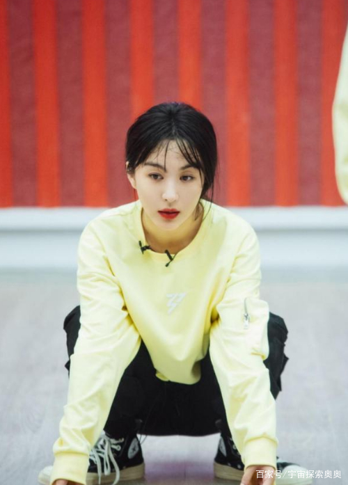 李菲儿私服太抢眼，甜酷风格随意转换，看着像33岁的人吗？