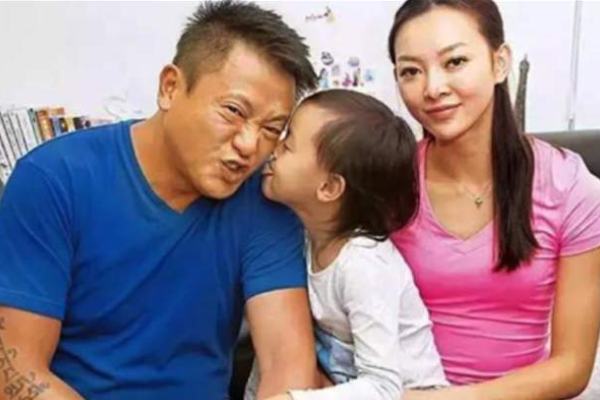 两人分道扬镳早有预兆，魏骏杰老婆张利华出轨前都有哪些表现？