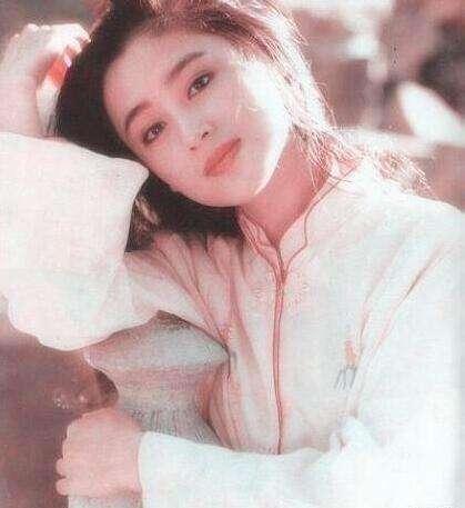 陈凯歌对她一见钟情，旧照片告诉你陈红年轻时到底有多美？