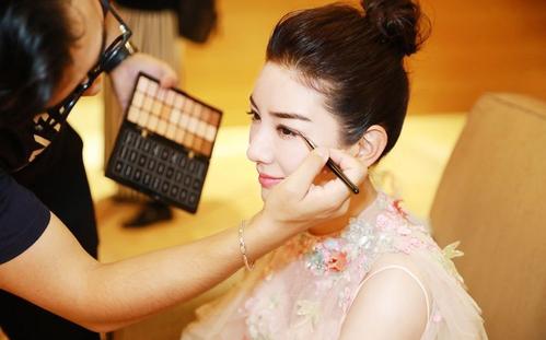 黄奕发文表示新年愿望是“上对花轿嫁对郎”，网友有何评价？