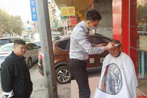 深圳街头拾荒的破产董事长已被儿子接回，他到底经历了怎样的起落？