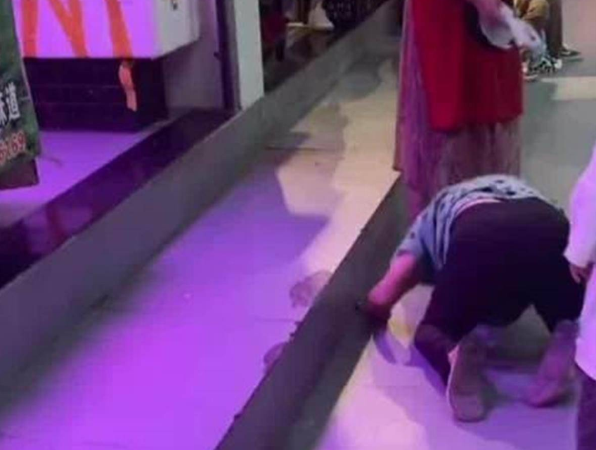 老人偷牛肉被抓跪地磕头道歉，真相到底如何？