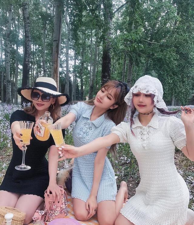 周扬青直播被赞比照片好看，没有网红感获喊话：长得大气不假脸，你羡慕吗？