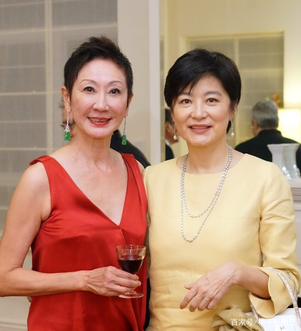 施南生与何超琼同框，一白一红秀风韵，看她们就知老不可怕，你觉得呢？