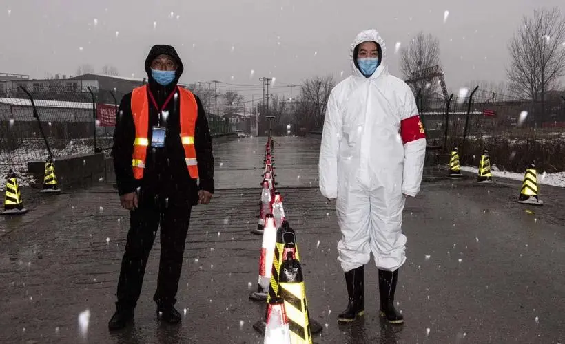 浙江的一位社区工作者过度疲劳电梯中多次摔倒，你看到这个视频后是何感受？