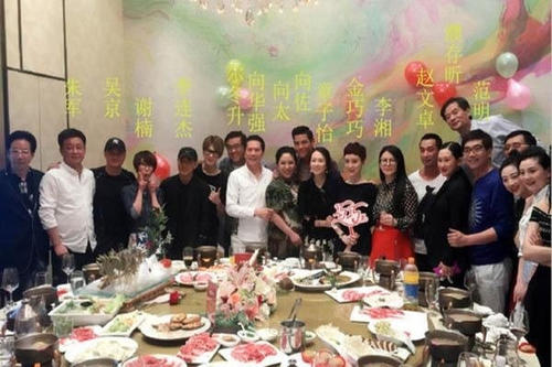 男子未参加同事生日宴被罚，生日聚餐也要强制？这合规吗？