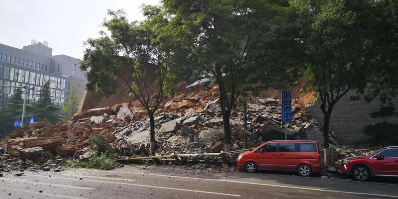 西安明秦王府一处城墙坍塌，坍塌原因是什么？