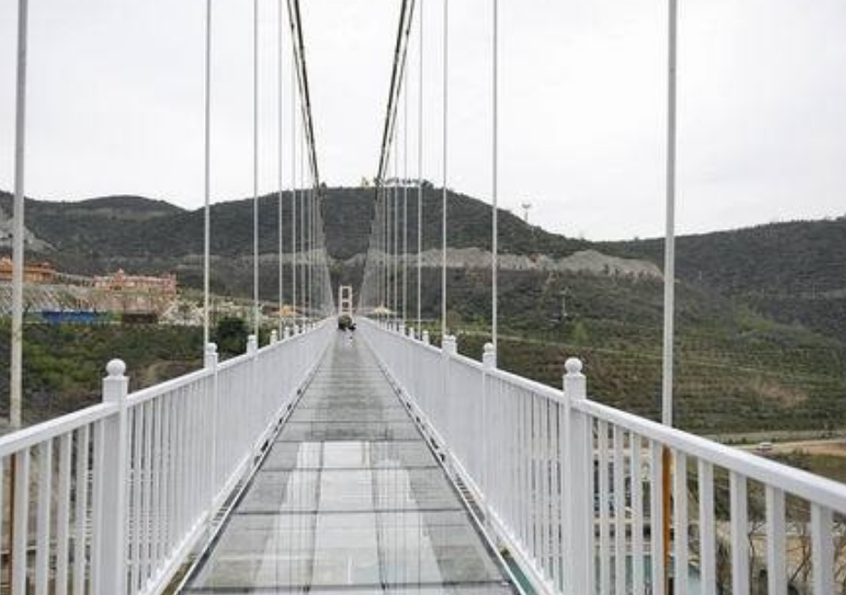 安徽一男子景区攀爬玻璃栈桥防护栏杆，景区是怎么做的？