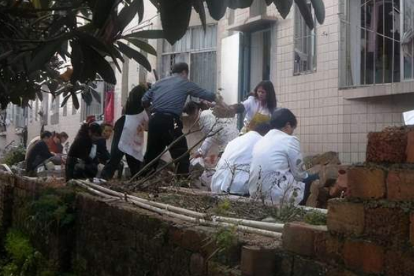 两小学生被挖掘机碰倒围墙砸中身亡，司机是否需承担责任？