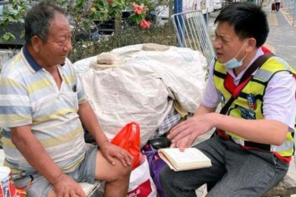 深圳街头拾荒的破产董事长已被儿子接回，他到底经历了怎样的起落？