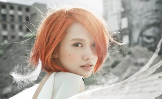 跪求公司元旦晚会歌曲串烧 5分钟左右 活力向上的歌曲