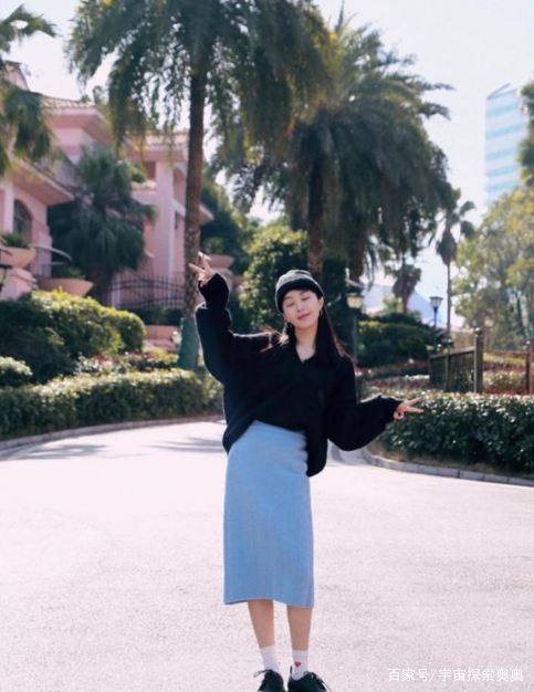 李菲儿私服太抢眼，甜酷风格随意转换，看着像33岁的人吗？