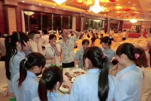 男子未参加同事生日宴被罚，生日聚餐也要强制？这合规吗？