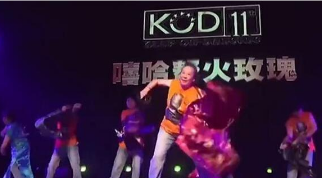 六旬阿姨组女团跳街舞10年走红网络,阿姨们身上的哪些精神值得我们学习?