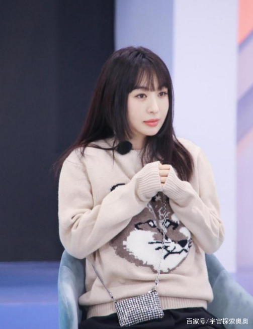 李菲儿私服太抢眼，甜酷风格随意转换，看着像33岁的人吗？