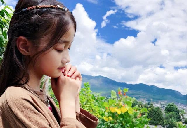 赵薇的女儿照片曝光,她的容颜会不会让我们眼前一亮呢?